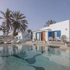 https://villa-eden-corralejo-bay-beachfront-pool-bbq-wifi-by.hotelsfuerteventura.org